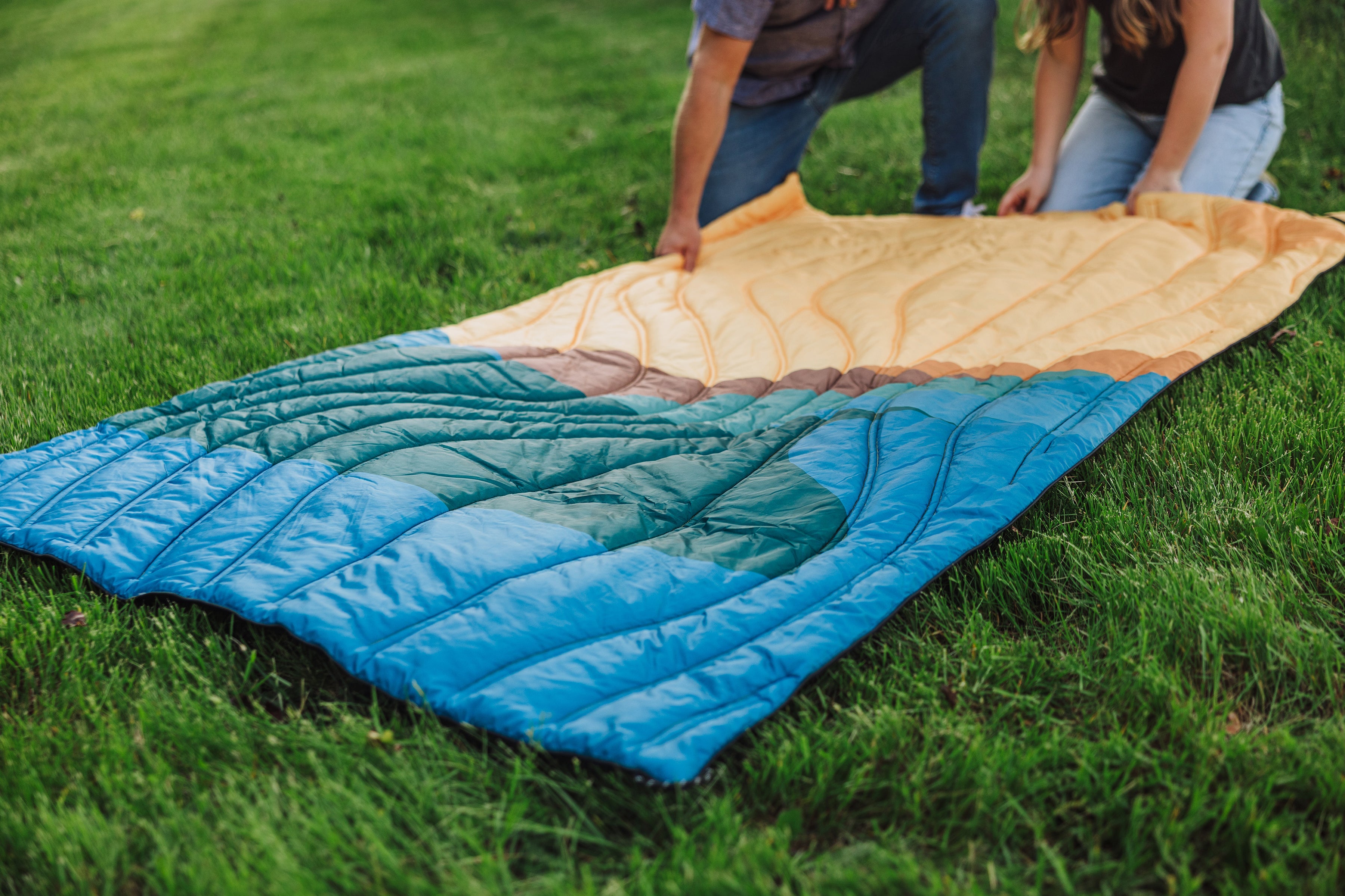 Oniva Aura Outdoor Puffer Blanket | Heirloom Boulevard