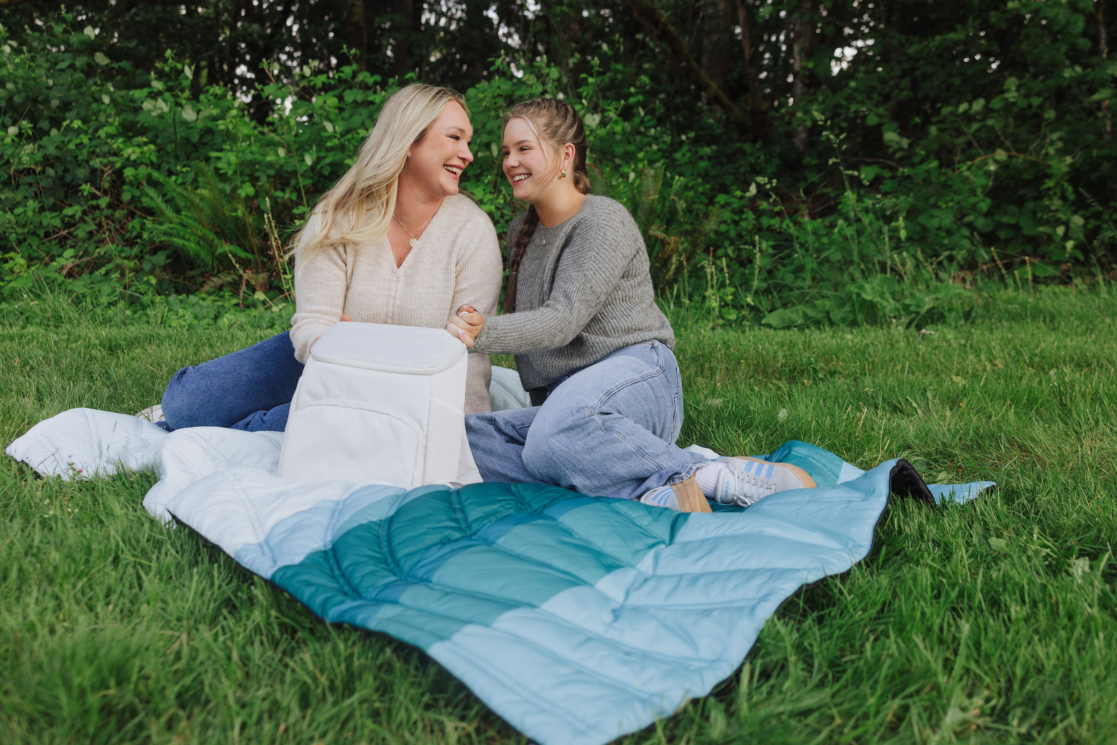 Oniva Aura Outdoor Puffer Blanket | Heirloom Boulevard