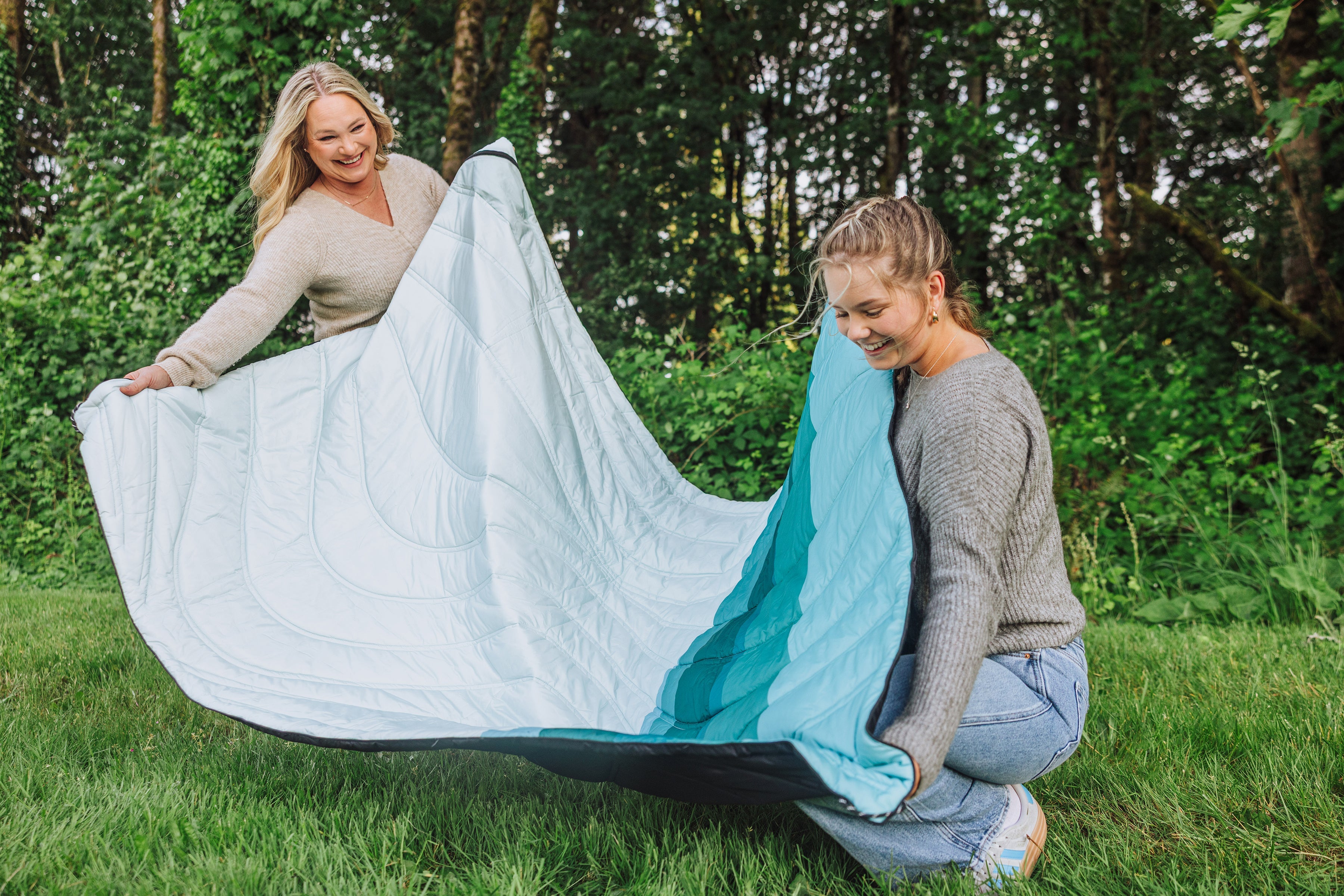 Oniva Aura Outdoor Puffer Blanket | Heirloom Boulevard