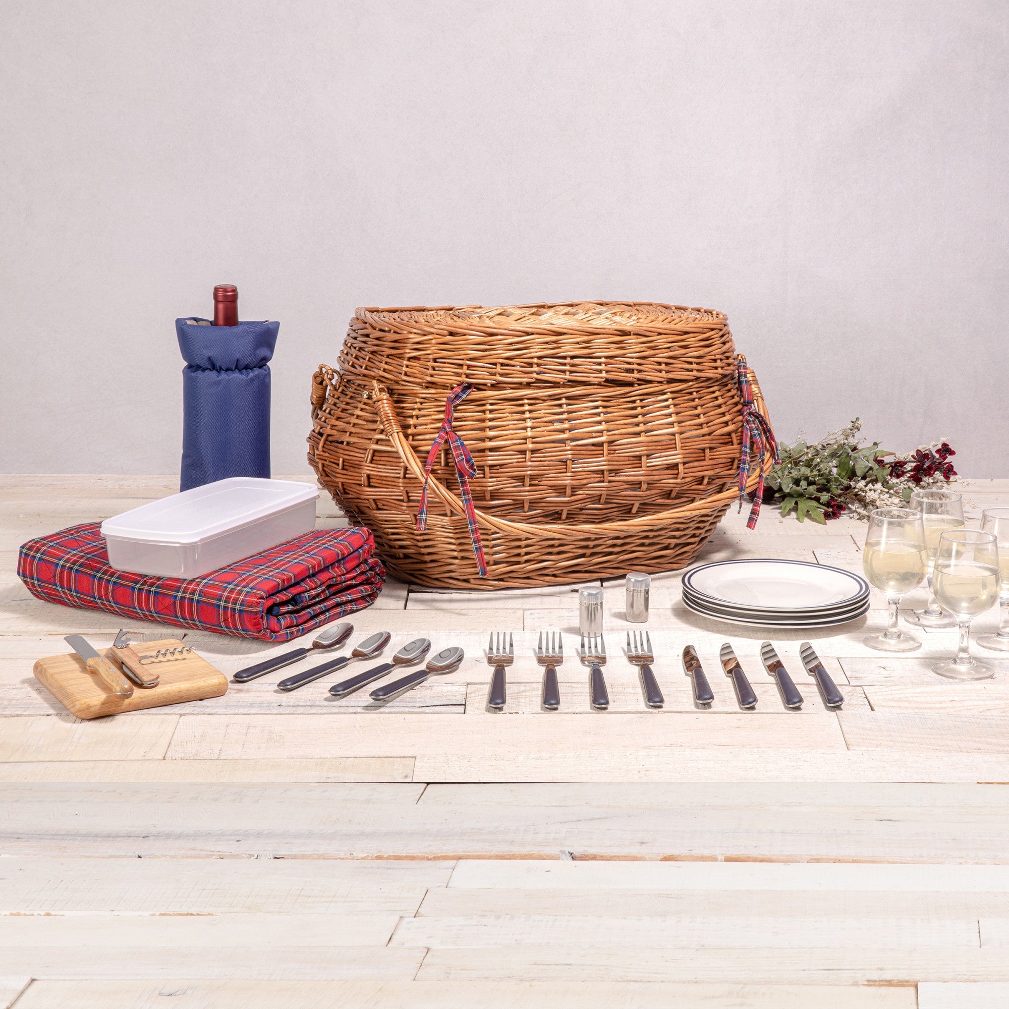 Picnic Time Highlander Picnic Basket | Heirloom Boulevard